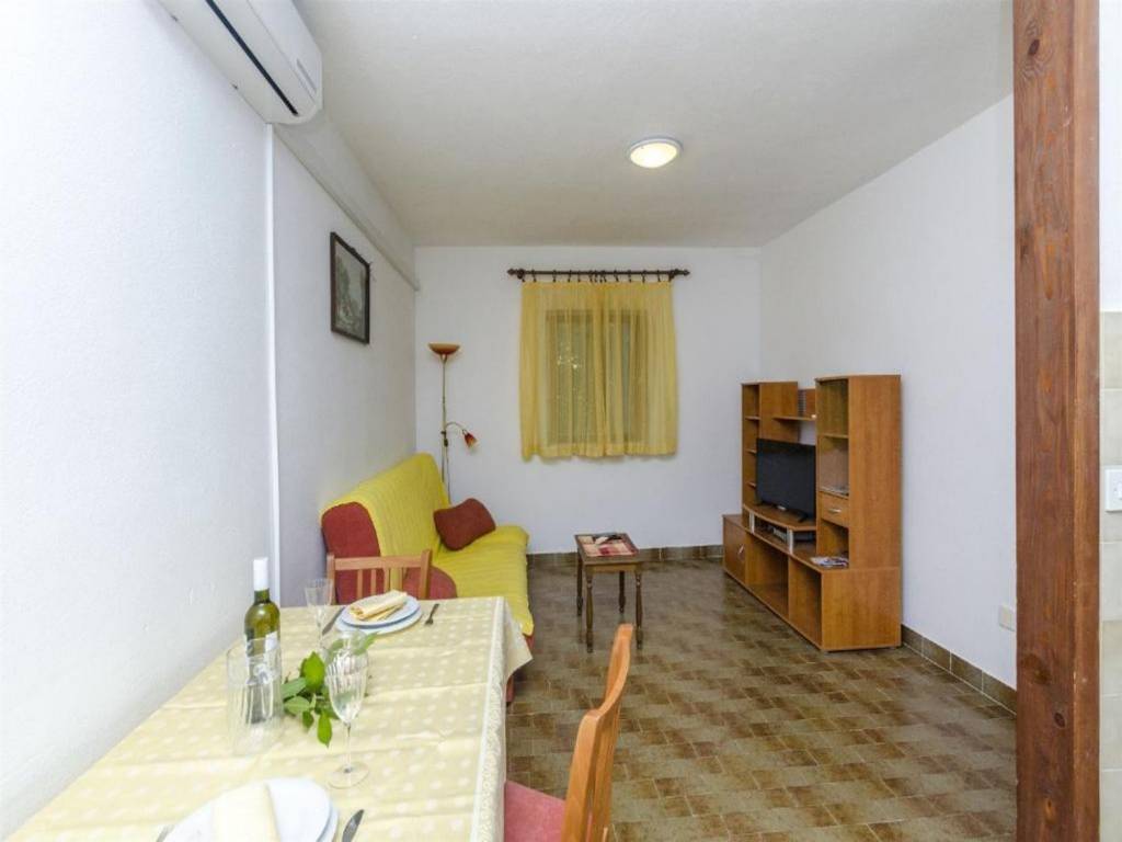 Otok Brač  Supetar - Apartmani Silvana - economy apartments :  - Apartman 2