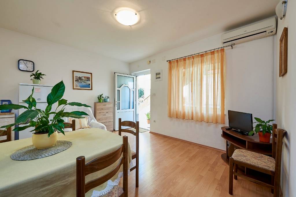 Rivijera Trogir  Trogir - Apartmani Ivanka - 200 m from sea: - Appartement 1