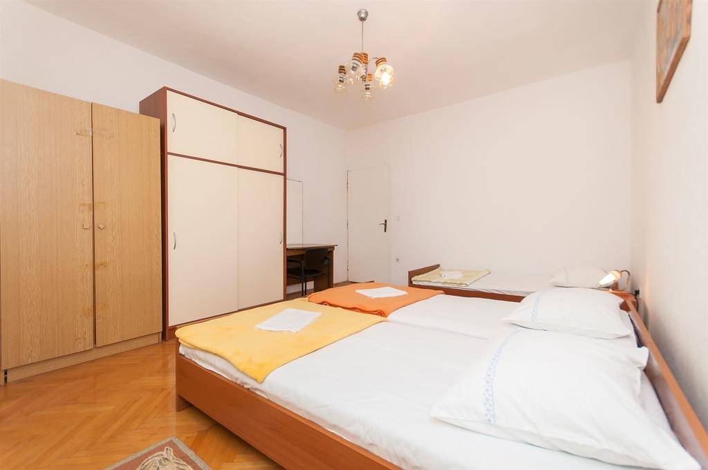 Rivijera Biograd  Biograd n/m - Apartmani Zri - low-cost and spacious:  - Appartement 1