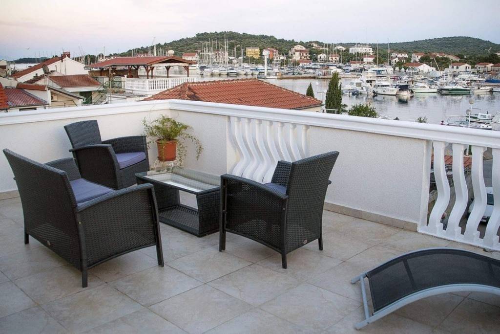 Otok Murter  Jezera - Apartmani Edita- terrace with sea view and sunchai - Apartman 1